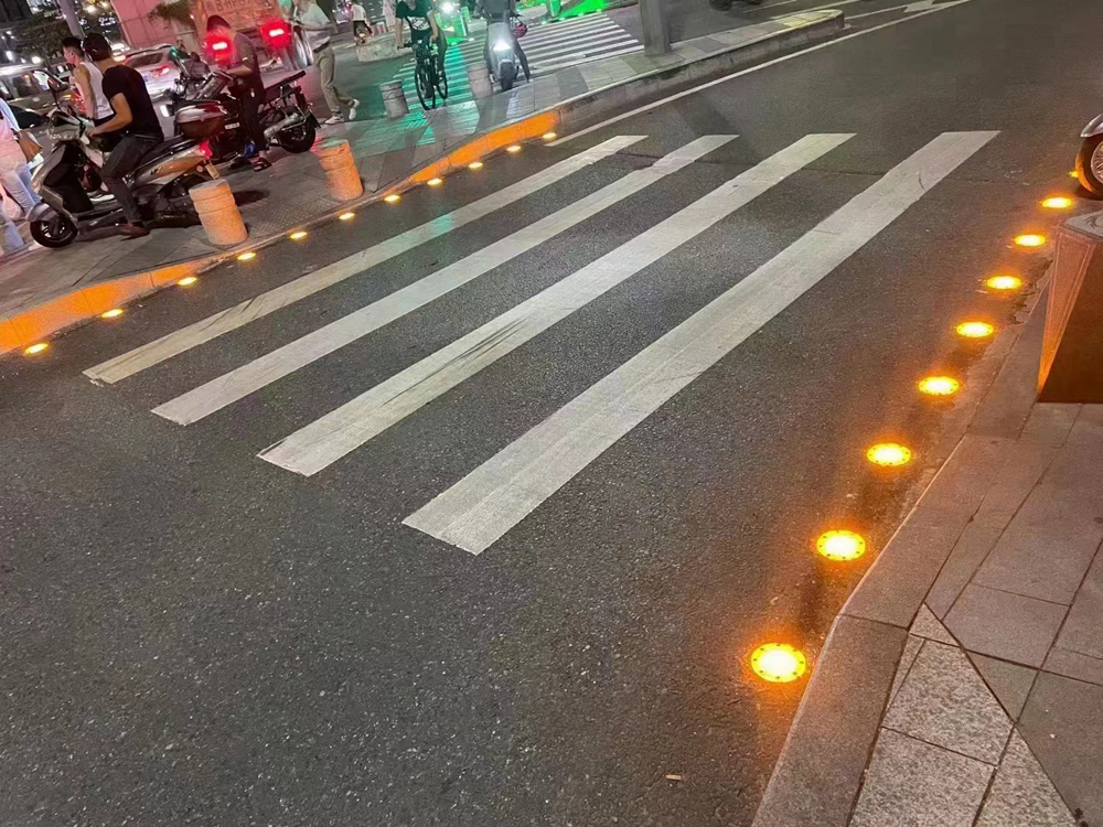 炫酷实用的“地面红绿灯”灯带效果